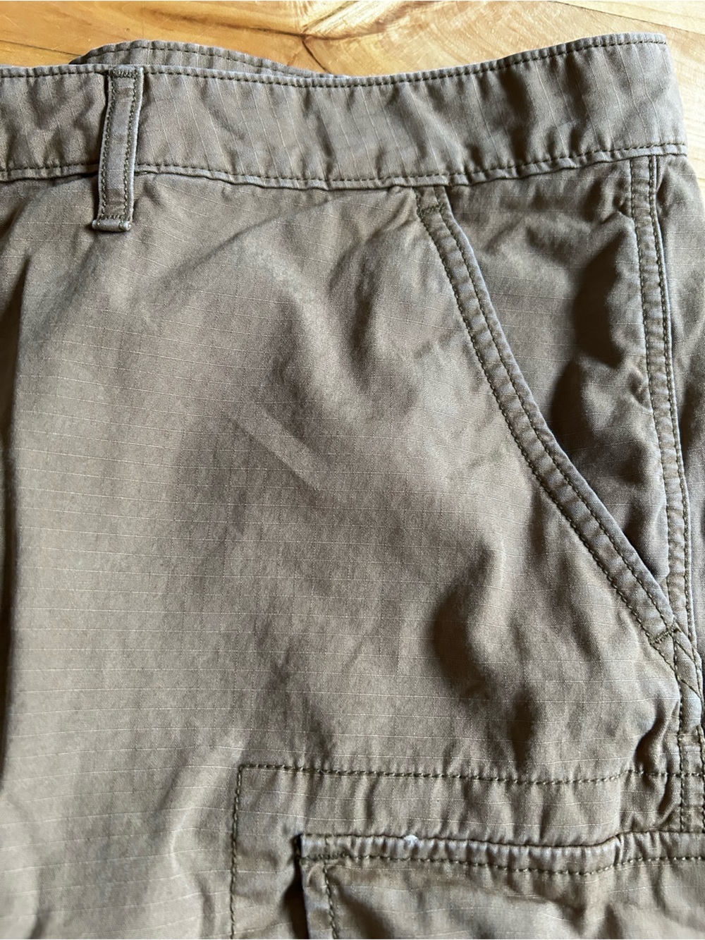 Levi's Brown Cargo Shorts with Multiple Pockets - Picture 2 of 4